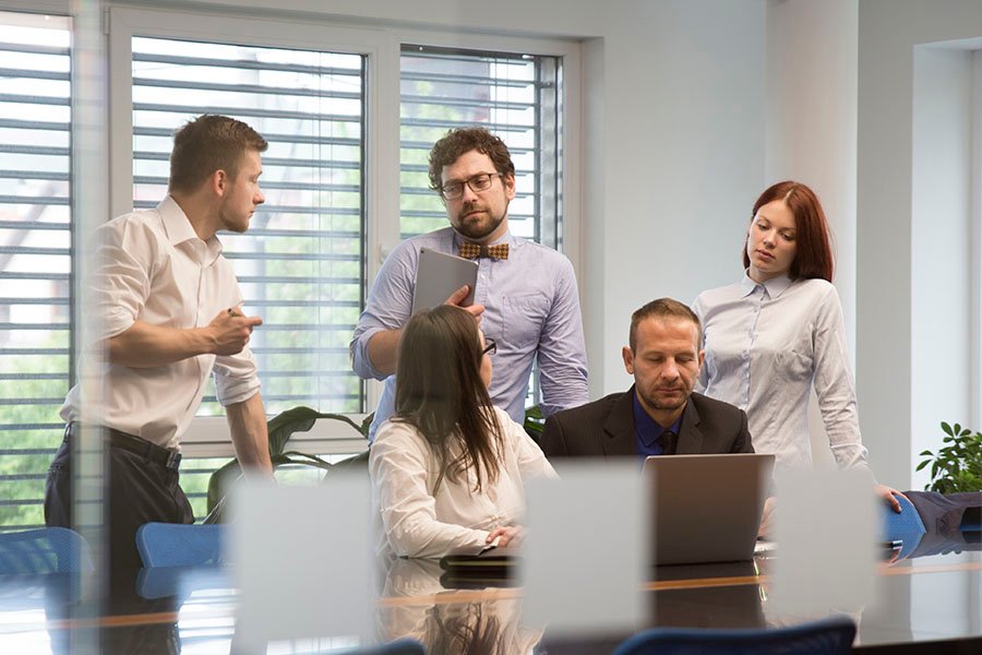 ¿POR QUÉ TU ORGANIZACIÓN QUIERE AVANZAR CON EL FRENO DE MANO PUESTO? 4 BLOQUEOS SILENCIOSOS QUE ESTÁN DETENIENDO TUS RESULTADOS Y CÓMO LIBERARLOS